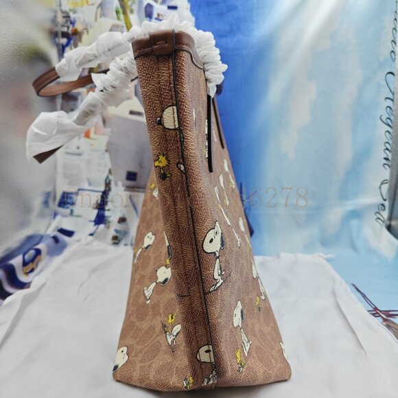 Coach X Peanuts tote In Signature Canvas With Snoopy Print - Picture 3 of 9